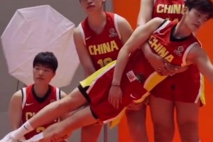 画风很滑稽！中国女篮“世界名画”细节版哈哈哈😂